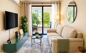 Chic Apartment At The Rockwell - Balcony & Mountain View